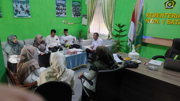 Persiapan Supervisi Pembelajaran di MTsN 1 Batang Hari: Kepala Madrasah Doni Parizal Pimpin Rapat Tim Supervisi