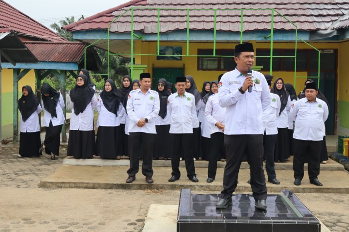 Awali Langkah dengan Bismillah: Kepala MTsN 1 Batang Hari Pimpin Apel Perdana Pasca Jeda Sekolah Awali Langkah dengan Bismillah: Kepala MTsN 1 Batang Hari Pimpin Apel Perdana Pasca Jeda Sekolah