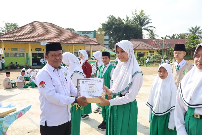 Puncak Peringatan 28 Oktober: MTsN 1 Batang Hari Bagi-bagi Hadiah Lomba Kreatif