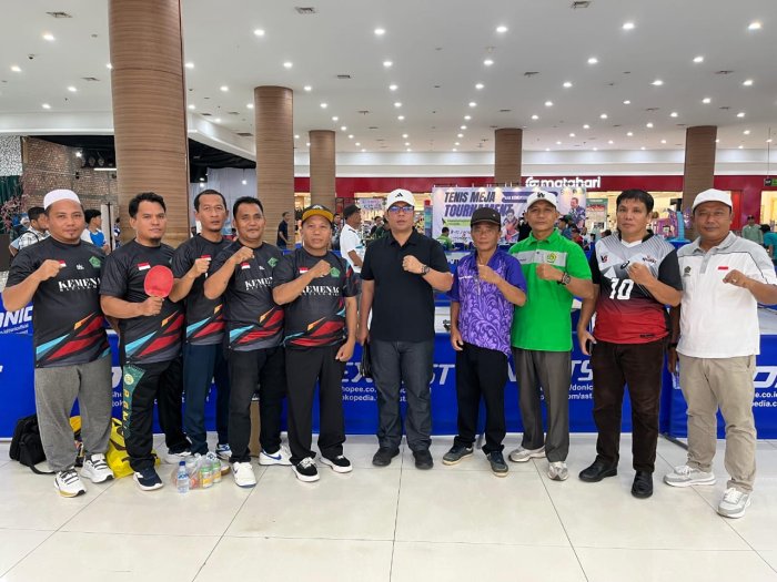 Sinergi Pimpinan: Kepala MTsN 1 Batang Hari dan Pejabat Kemenag Batang Hari Satukan Semangat di Arena Tenis Meja