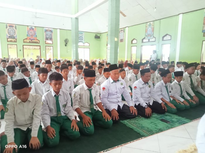 Inilah Cara MTsN 1 Batang Hari Tanamkan Karakter Religius Lewat Salat Zuhur Berjemaah Inilah Cara MTsN 1 Batang Hari Tanamkan Karakter Religius Lewat Salat Zuhur Berjemaah