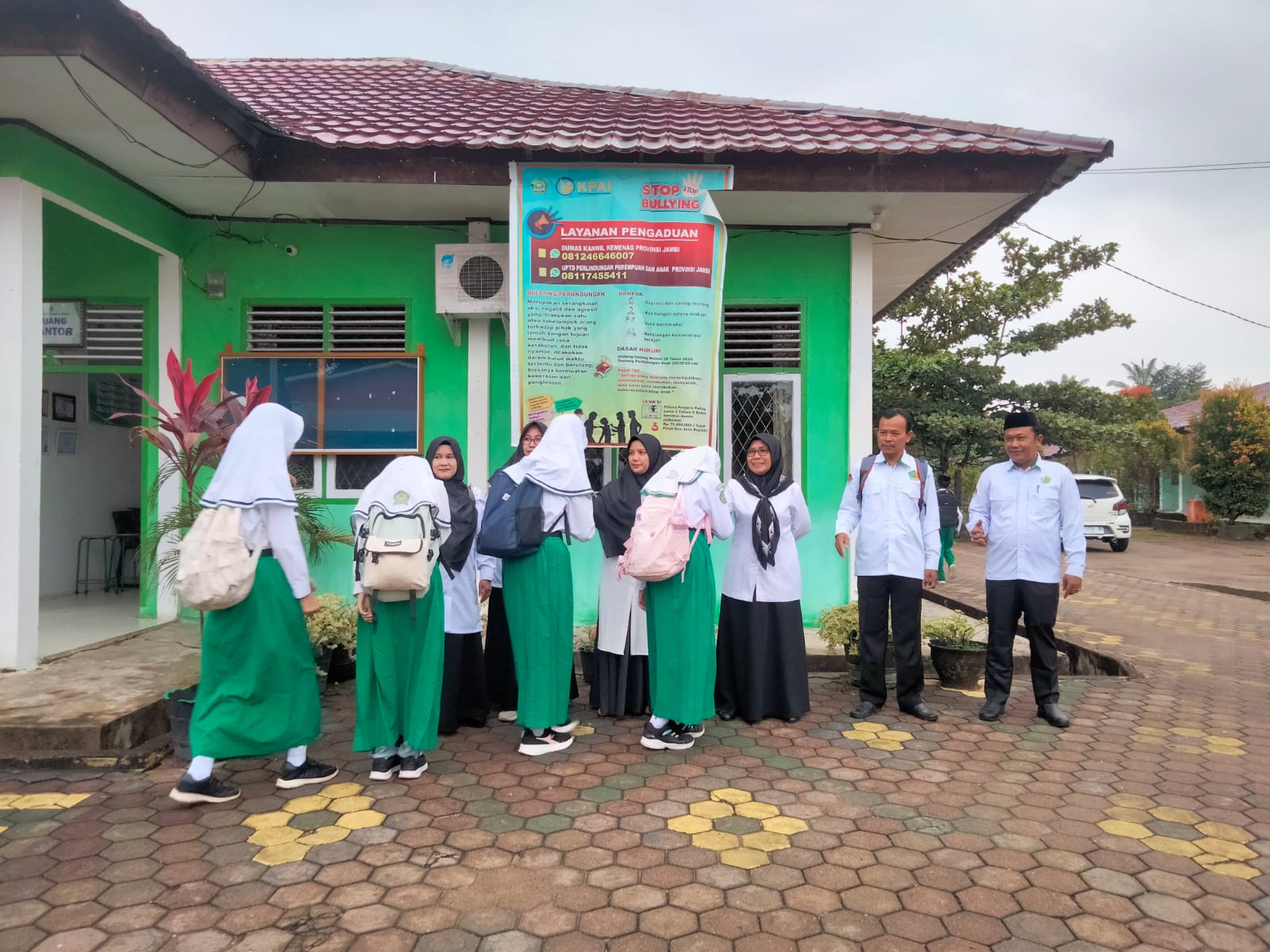 MTsN 1 Batang Hari Sambut Siswa dengan Senyum, Sapa, dan Salam Hangat 