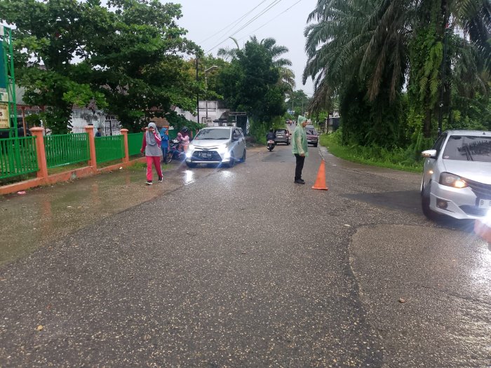 Jumat Berkah Penuh Berkah, Guyuran Hujan Tak Surutkan Langkah Siswa MTsN 1 Batang Hari dan Kesigapan Petugas Keamanan