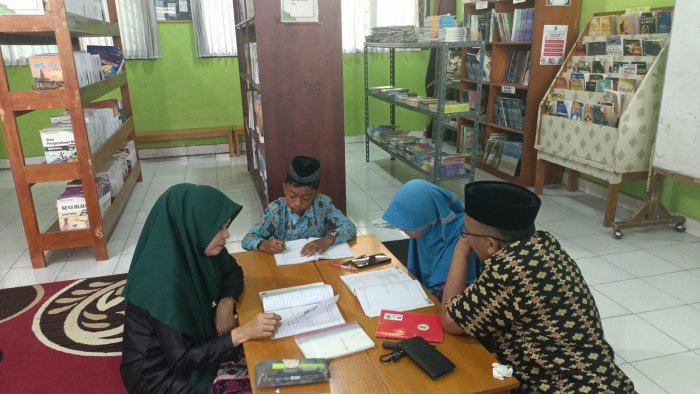 Menuju Panggung Provinsi, Tim Pembina MTsN 1 Batang Hari Intensifkan Bimbingan Peserta Olimpiade Bahasa Arab (OBA)