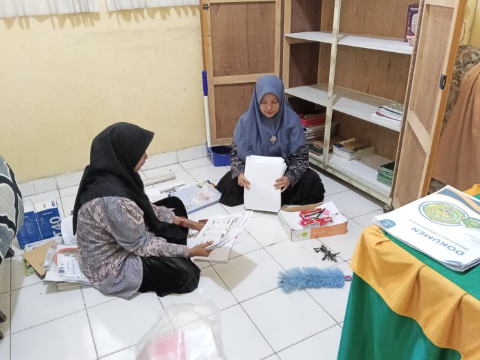 Tingkatkan Kenyamanan Literasi, Tim Perpustakaan MTsN 1 Batang Hari Lakukan Penataan Ulang