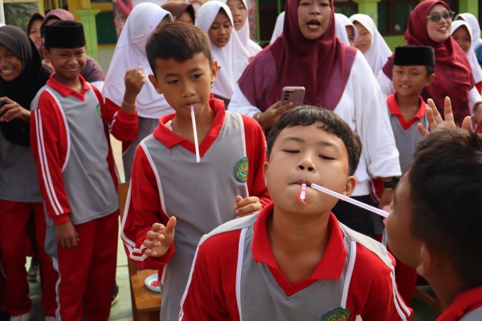 Giliran Siswa Aksi Kocak, Lomba Estafet Karet Warnai HUT RI di MTsN 1 Batang Hari