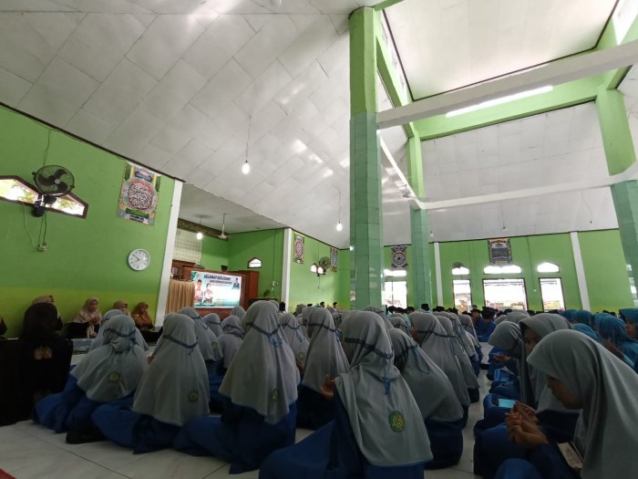 Dalam Suasana Khidmat, MTsN 1 Batanghari Gelar Tahlil dan Doa Bersama untuk Almarhum Bapak Drs. H. Mohd. Damiri