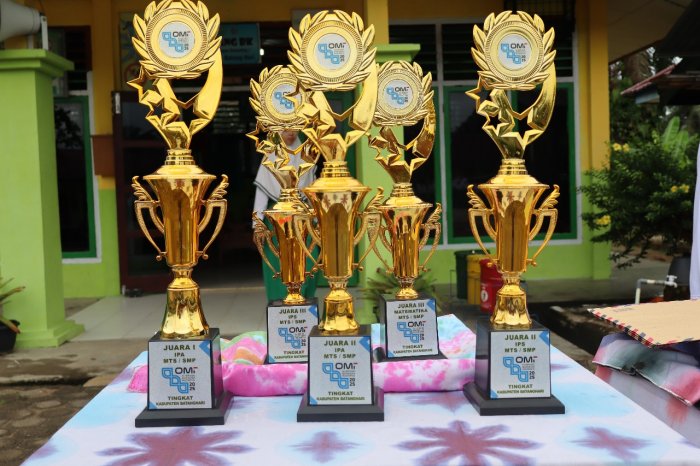 Semarak Prestasi! Siswa MTsN 1 Batang Hari Serahkan Piala OMI Dihadapan Seluruh Civitas Akademika
