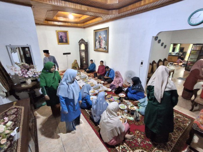 Lebih dari Sekadar Rekan Kerja, MTsN 1 Batang Hari Rayakan Kebersamaan di Kediaman Sang Purnatugas