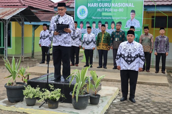 MTsN 1 Batang Hari Peringati Hari Guru Nasional ke-80, Kepala Kemenag H. Zeifni Ishaq, M.HI Pimpin Upacara MTsN 1 Batang Hari Peringati Hari Guru Nasional ke-80, Kepala Kemenag H. Zeifni Ishaq, M.HI Pimpin Upacara