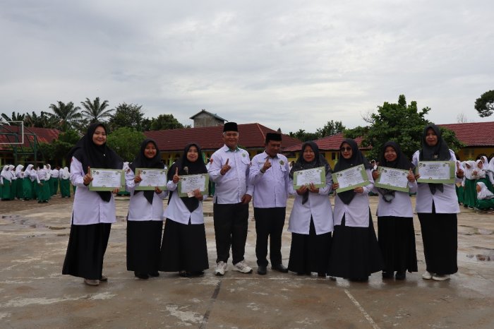 Kepala MTsN 1 Batang Hari Beri Penghargaan kepada Tujuh Guru Pembimbing Program OMI, Angkat Prestasi Madrasah