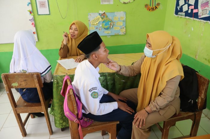 Jaga Kesehatan Generasi Bangsa, Tim UPTD Puskesmas Muara Bulian Gelar Skrining Berkala di MTsN 1 Batang Hari