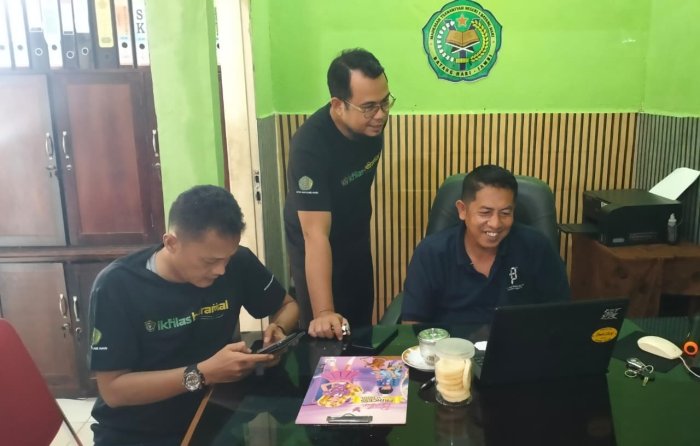 Bangun Kemistri di Ruang Kerja, Staf TU dan Kaur TU MTsN 1 Batang Hari Lakukan Koordinasi Santai Demi Kualitas Pelayanan Bangun Kemistri di Ruang Kerja, Staf TU dan Kaur TU MTsN 1 Batang Hari Lakukan Koordinasi Santai Demi Kualitas Pelayanan