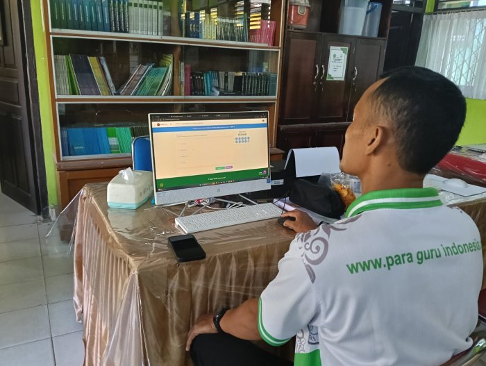 Guru MTsN 1 Batanghari Antusias Ikuti Pelatihan Pintar Kemenag melalui MOOC