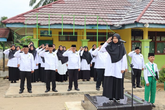 Tingkatkan Minat Baca, MTsN 1 Batang Hari Sosialisasikan Program SERASI pada Upacara Senin Pagi