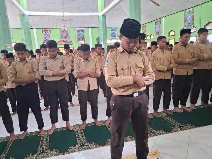 Kedisiplinan dan Kepedulian Spiritual, Kelas VIII D Pimpin Sholat Zhuhur Berjamaah