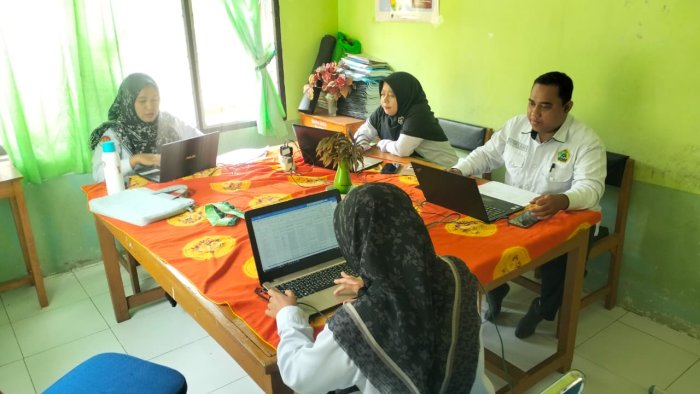 SDM Unggul, Madrasah Maju: Potret Kesibukan Tim Area 3 MTsN 1 Batang Hari Siapkan Bukti Dukung ZI SDM Unggul, Madrasah Maju: Potret Kesibukan Tim Area 3 MTsN 1 Batang Hari Siapkan Bukti Dukung ZI