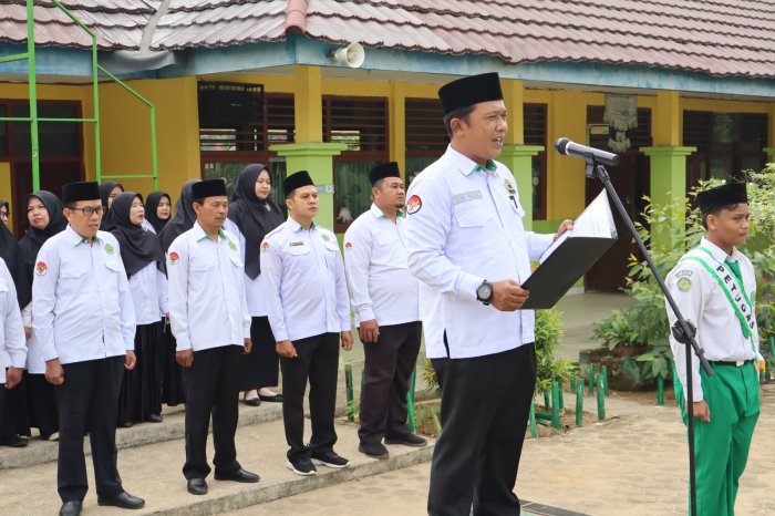 Bentengi Siswa, Kepala MTsN 1 Batang Hari Tegaskan Bahaya Bullying dan Pelecehan dalam Upacara Senin Pagi Bentengi Siswa, Kepala MTsN 1 Batang Hari Tegaskan Bahaya Bullying dan Pelecehan dalam Upacara Senin Pagi