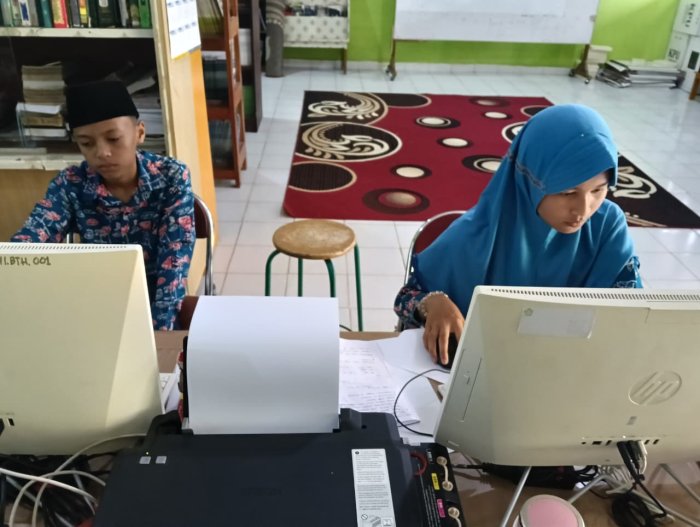 Duta Literasi siswa, Raisha dan Abi, Rancang Poster Menarik untuk Gaungkan Lomba Pidato dan Lomba Mading