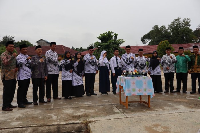 Berprestasi di Kancah Nasional, Kepala Kemenag Batang Hari Berikan Selamat untuk Siswa MTsN 1 Batanghari