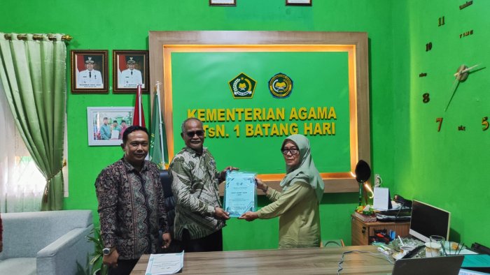 Penyegaran Organisasi, Kepala MTsN 1 Batang Hari Kukuhkan Pengurus Koperasi Periode 2026-2030