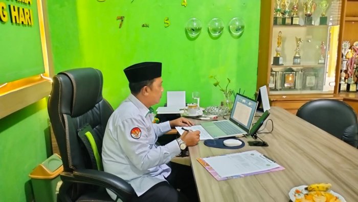 Akselerasi Kinerja 2026: Kepala MTsN 1 Batang Hari Ikuti Evaluasi Triwulan I via Zoom Meeting