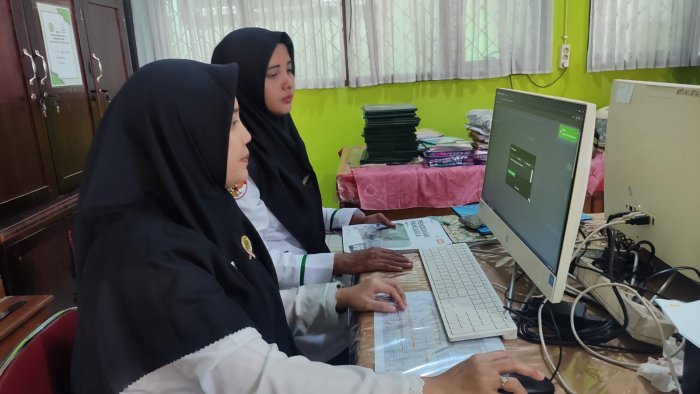 Tingkatkan Digitalisasi Data, Kepala Perpustakaan MTsN 1 Batang Hari Bimbing Pengisian Bibliografi di Aplikasi SLiMS