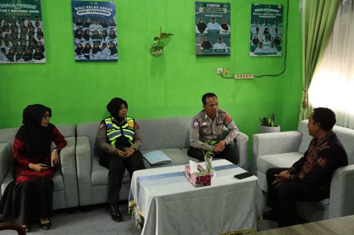 Sinergi Satlantas dan Madrasah: Waka Kesiswaan MTsN 1 Batang Hari Sambut Personel Polres Batang Hari