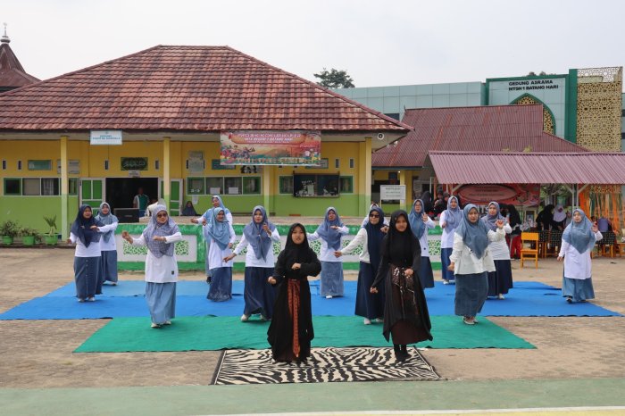 Kejutan Spesial!! Aksi Kompak Guru-Guru MTsN 1 Batang Hari Menari Bersama Bikin Lapangan Madrasah Riuh Kejutan Spesial!! Aksi Kompak Guru-Guru MTsN 1 Batang Hari Menari Bersama Bikin Lapangan Madrasah Riuh