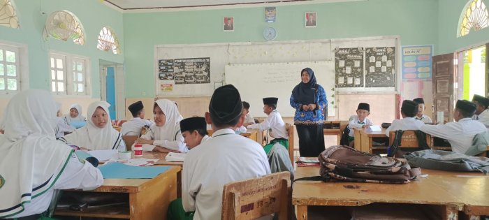 Asah Keterampilan Praktis Siswa, Robiatul Al Adawiyah Disupervisi Saat Ajarkan Teks Prosedur