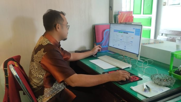 Kejar Deadline 31 Januari, Tenaga Kependidikan MTsN 1 Batang Hari Intensifkan Pengisian SKP TW 4