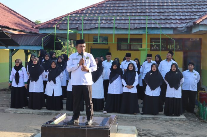 Buka Rangkaian Ujian Praktik, Kepala MTsN 1 Batang Hari Pimpin Apel Motivasi di Lapangan Upacara