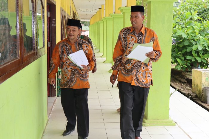 Ketua Pokjawas & Pengawas Madrasah Blusukan ke Kelas, Cari Kelas Terbaik di MTsN 1 Batang Hari!