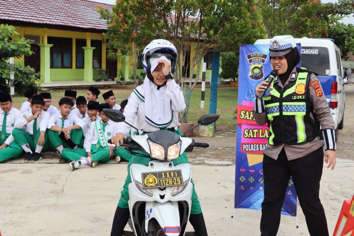 Asah Skill Berkendara, Siswa MTsN 1 Batang Hari Ikuti Praktik Safety Riding Bersama Satlantas Polres Batanghari