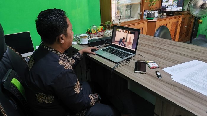 Persiapan Kurikulum Berbasis Cinta: Kepala MTsN 1 Batang Hari Ikuti Rapat Zoom Meeting Bimtek KBC Angkatan II