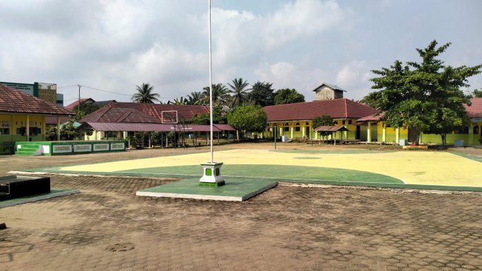 Sepi yang Menenangkan: Mengintip Suasana Pagi di MTsN 1 Batang Hari Saat Libur Sekolah Sepi yang Menenangkan: Mengintip Suasana Pagi di MTsN 1 Batang Hari Saat Libur Sekolah