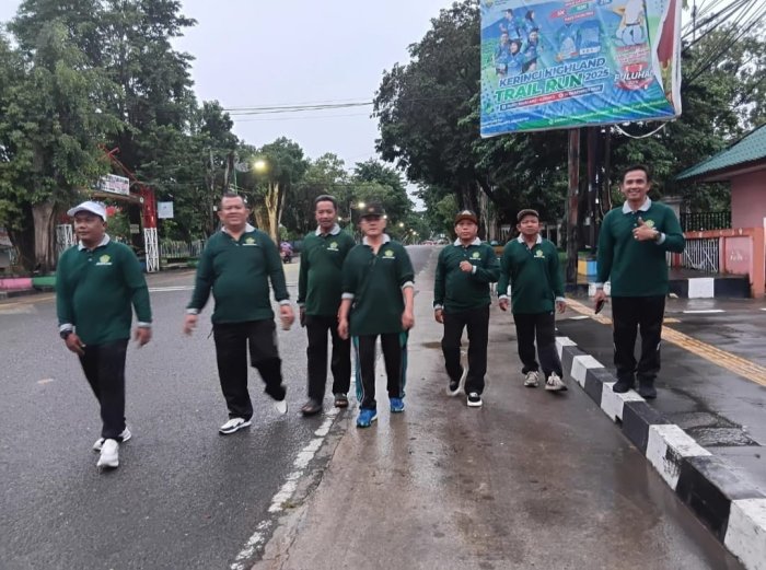 Jalan Santai Penuh Cinta di Bawah Rintik Hujan: Kepala MTsN 1 Batang Hari Bersama Rombongan Bimtek KBC AK II