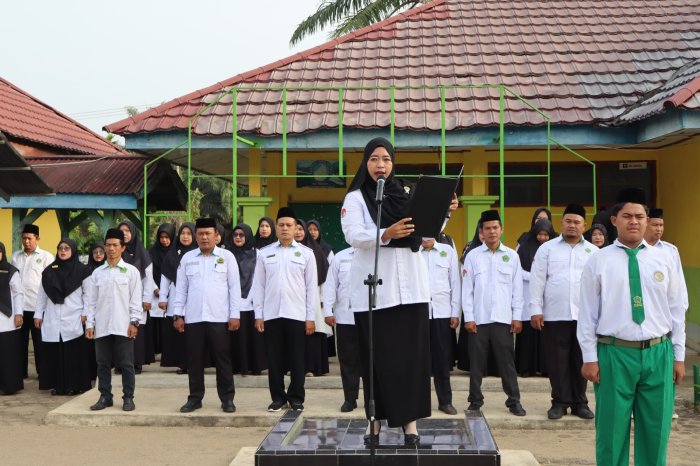 UPAYA MEMBENTUK KARAKTER SISWA: Filosofi Pensil Jadi Sorotan di Upacara Rutin MTsN 1 Batang Hari