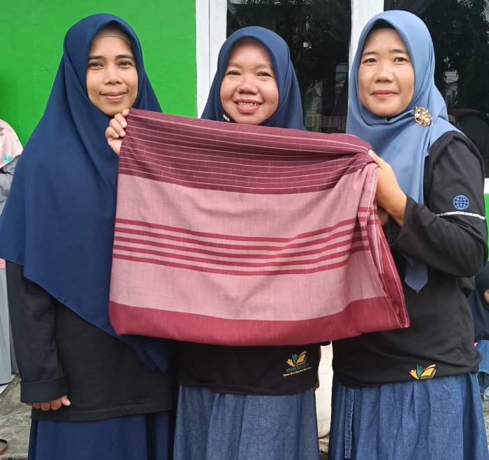 Balap Sarung Warnai HAB Kemenag ke-80, Ibu-Ibu MTsN 1 Tampil Penuh Semangat
