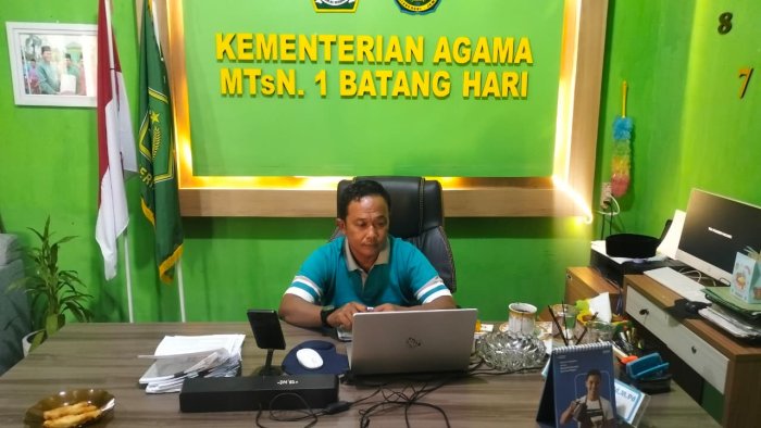 Tingkatkan Kinerja Satker, Kepala dan Kaur TU MTsN 1 Batang Hari Ikuti Briefing BSKMG Kemenag Via Zoom