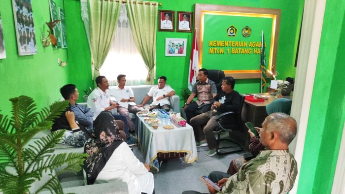 Sinergi Madrasah dan Orang Tua: Kepala MTsN 1 Batang Hari Gelar Rapat Strategis Bersama Komite