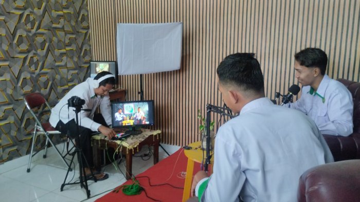 Menuju Launching TABASA, Teknisi MTsN 1 Batang Hari Lakukan Uji Coba Perangkat Podcast secara Menyeluruh