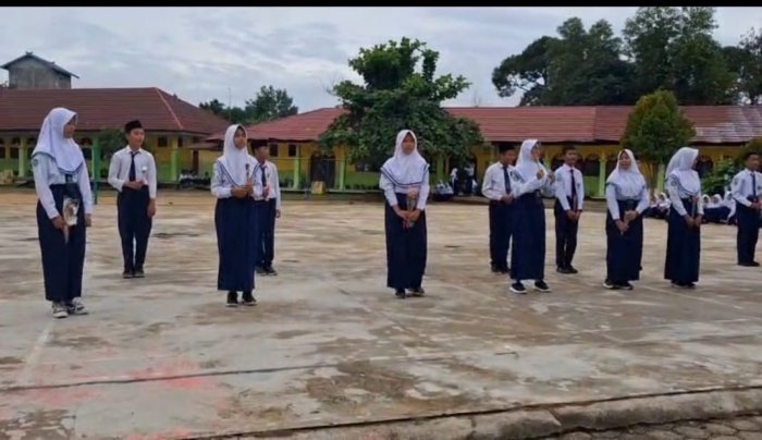 Hari Guru Bersinar: OSIM MTsN 1 Batanghari Apresiasi Guru Lewat Persembahan Kreatif