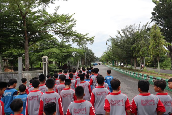 Perkuat Kebugaran dan Kebersamaan, Civitas Akademik MTsN 1 Batang Hari Gelar Jalan Sehat Rute Aek Meliuk