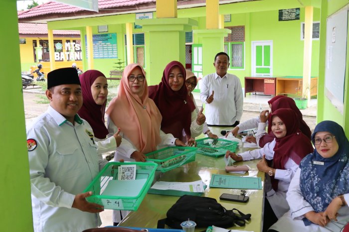 Pantau Langsung Hari Kedua ASAS, Kepala MTsN 1 Batang Hari Pastikan Kelancaran Ujian