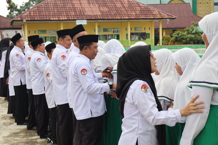 Penuh Khidmat, Keluarga Besar MTsN 1 Batang Hari Gelar Halal Bihalal di Hari Pertama Masuk Sekolah