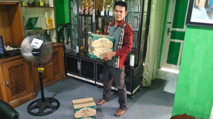 Sambut Ramadan dengan Kesucian, DMI Batang Hari Salurkan Bantuan Alat Kebersihan ke MTsN 1 Batang Hari