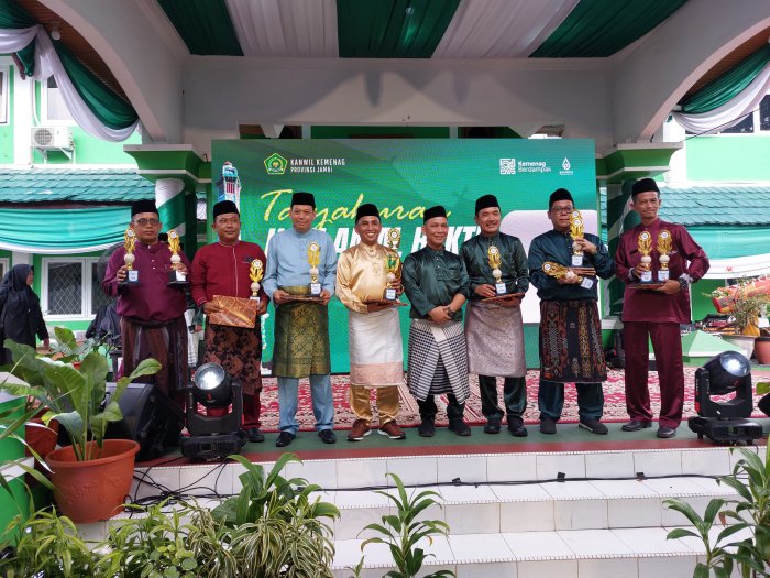 Sabet Prestasi di Kancah Nasional, Kepala MTsN 1 Batang Hari Terima Penghargaan Bergengsi pada HAB Kemenag ke-80