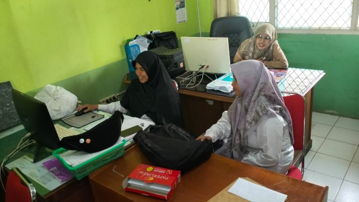 Kejar Tenggat 31 Maret, Staf TU MTsN 1 Batang Hari Rampungkan Laporan SPT Tahunan Sebelum Libur Lebaran