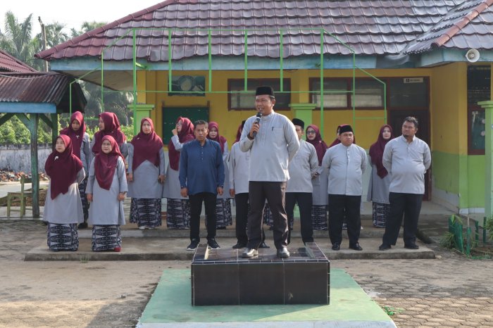 Pimpin Apel Terakhir TP 2025/2026, Kepala MTsN 1 Batang Hari Beri Arahan Penting Menjelang Pembagian Rapor Pimpin Apel Terakhir TP 2025/2026, Kepala MTsN 1 Batang Hari Beri Arahan Penting Menjelang Pembagian Rapor